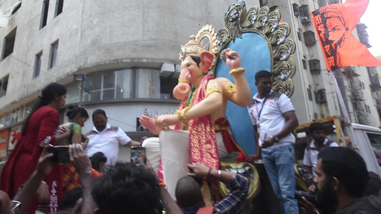 Mandals across Mmmbai as well as individuals bring the idols of Lord Ganesh to mark the Maghi Ganesh Festival. People perform special pujas during the festival.